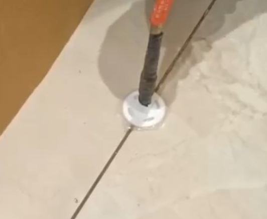 侯马瓷砖空鼓维修公司专业解答瓷砖在铺贴过程中，如果没有涂抹均匀到位的粘结材料（如水泥砂浆或瓷砖胶），可能会导致以下问题